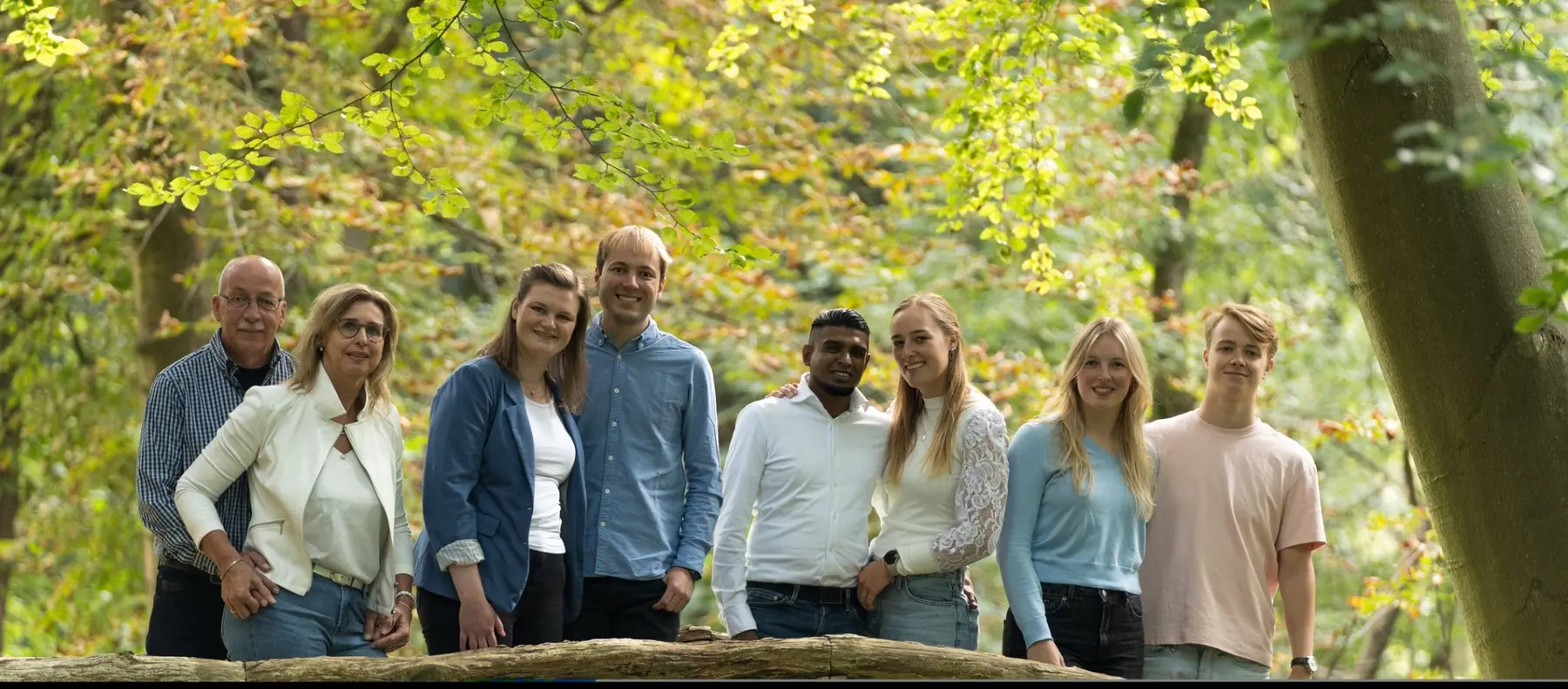 Grote familie samen in het bos