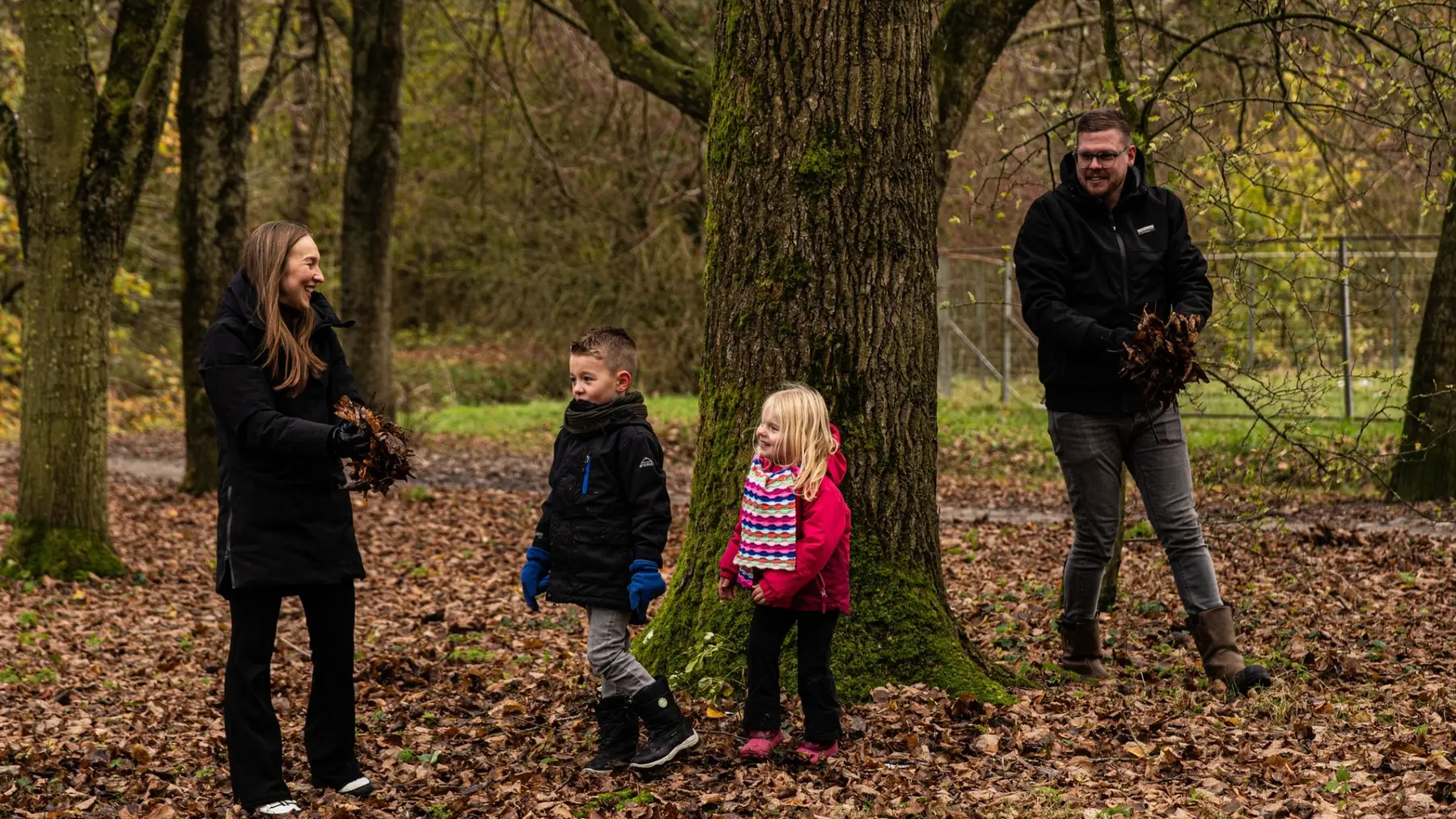 Gezin samen in een herfstbos